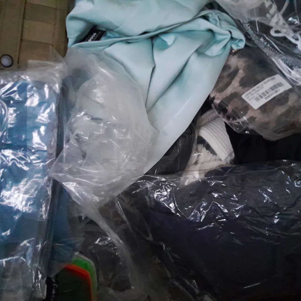 BOX OF APPROXIMATELY 20 ASSORTED CLOTHING AND FASHION ITEMS IN VARIOUS STYLES, SIZES, AND COLOURS
