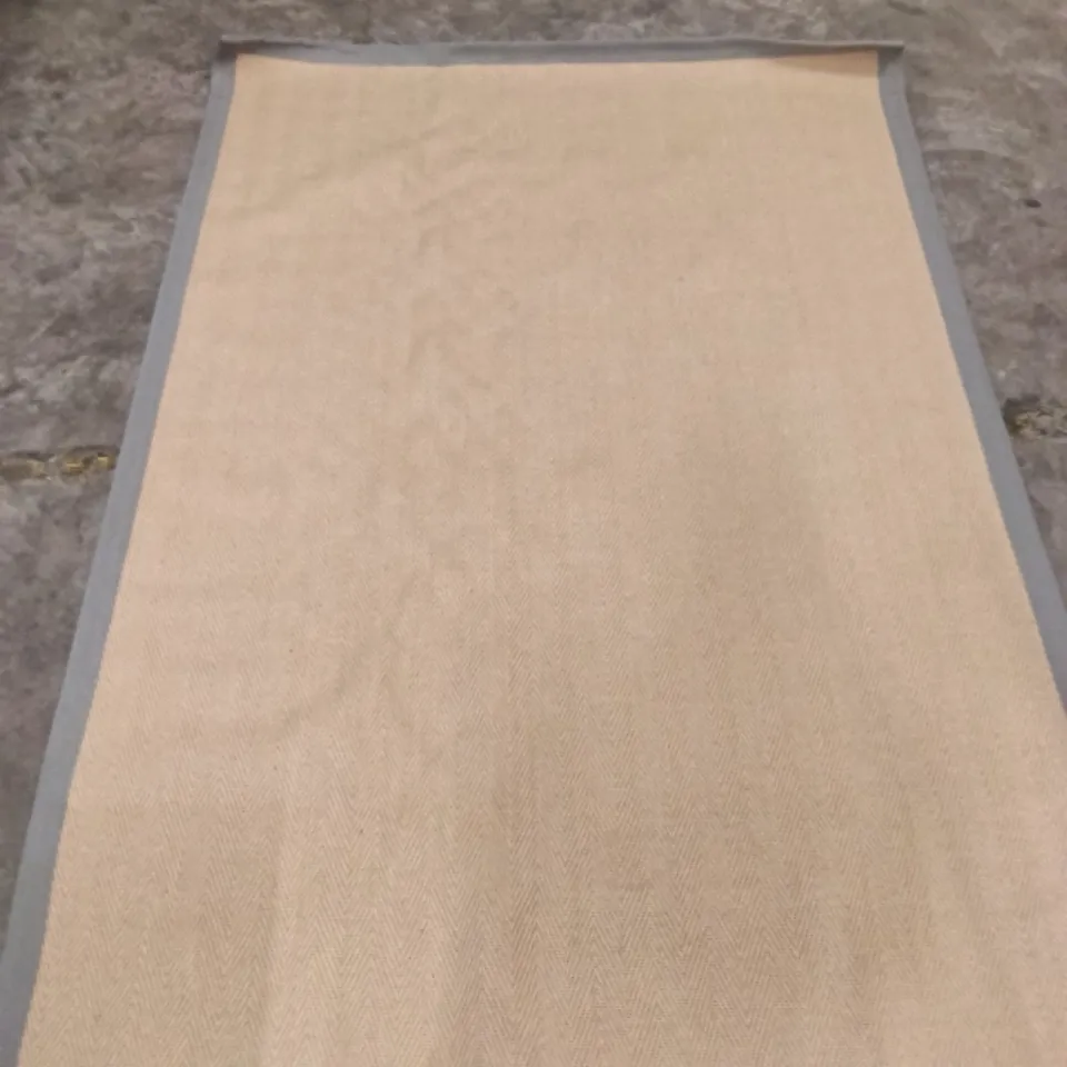 QUALITY DESIGN AREA RUG - APPROXIMATELY 238 cm x 160 cm