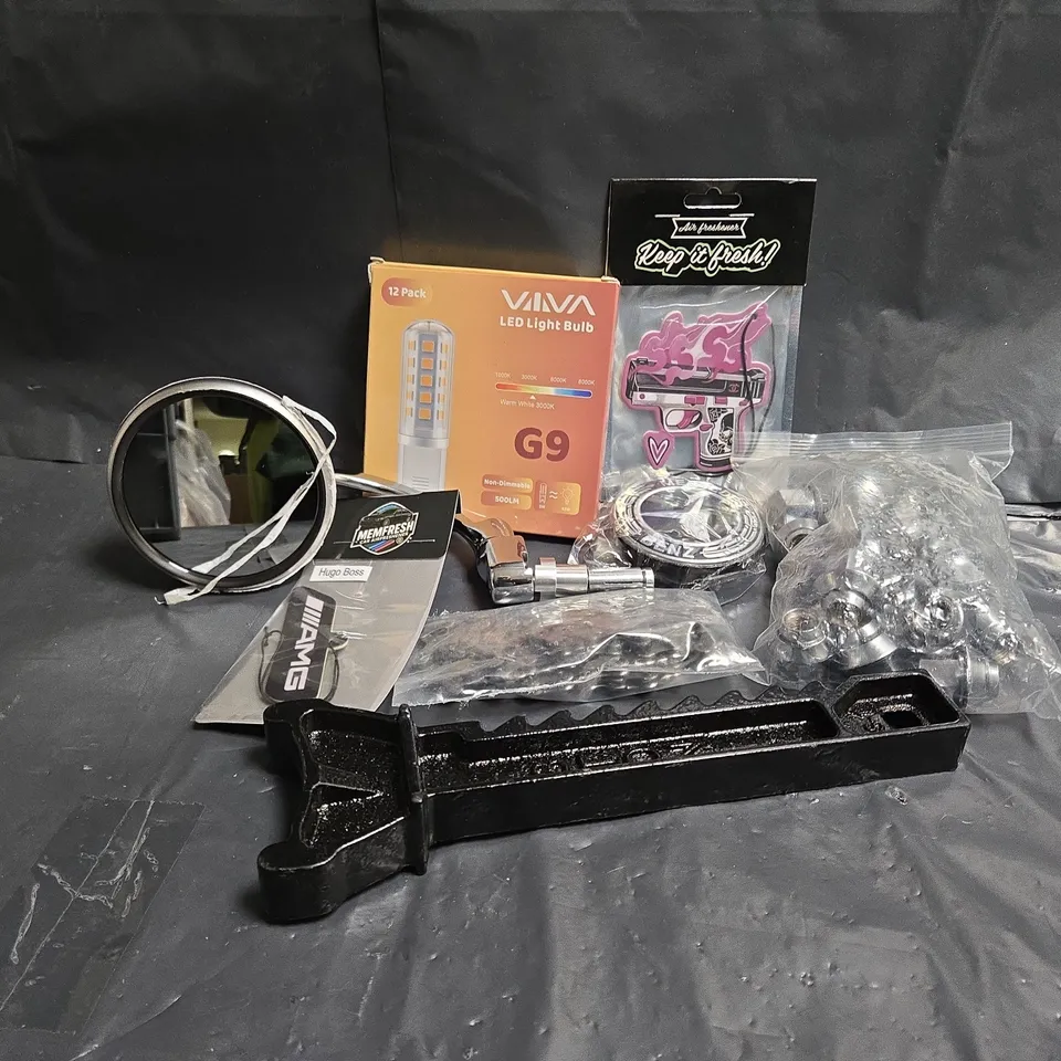 APPROXIMATELY 15 ASSORTED VEHICLE PARTS & ACCESSORIES TO INCLUDE LED LIGHT BULB, MERCEDES BENZ BADGE, WING MIRROR, ETC