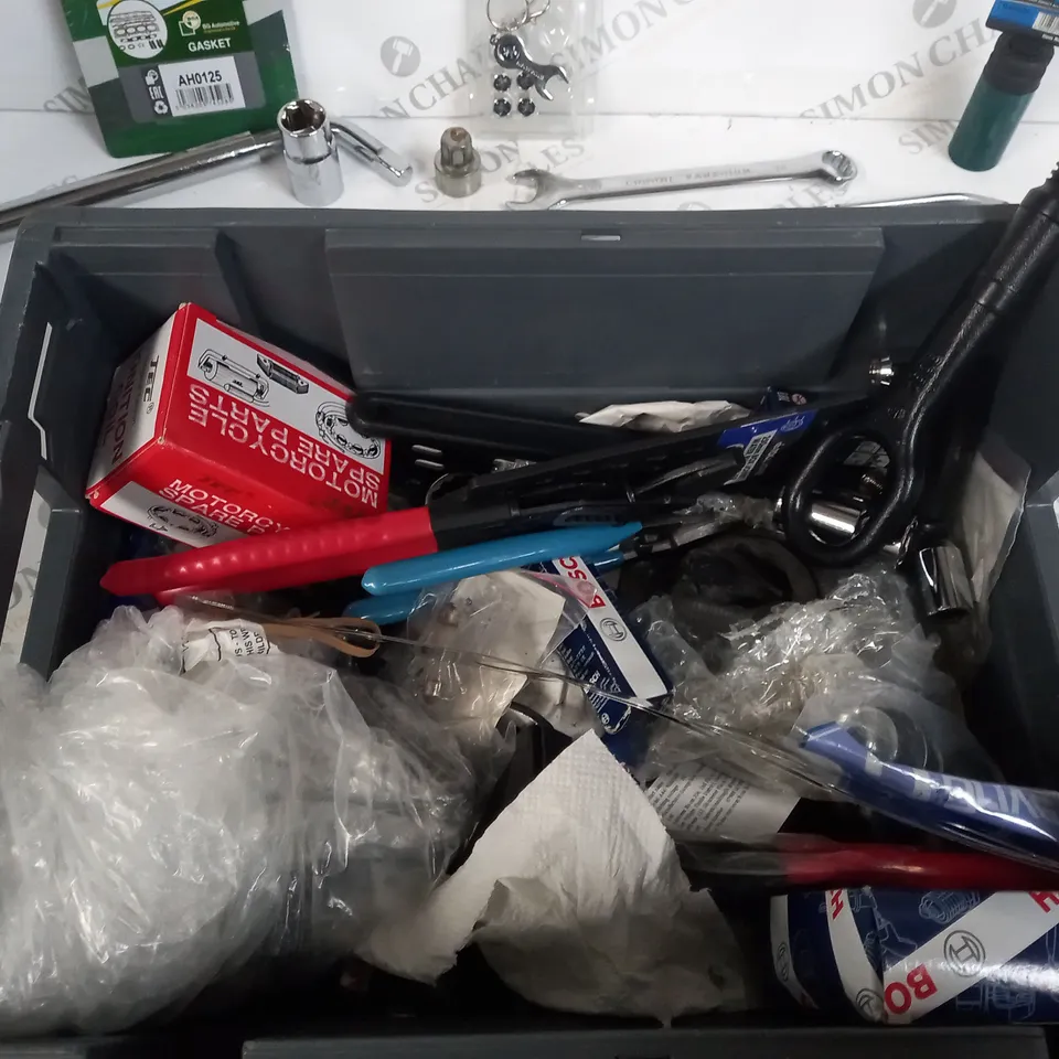 BOX OF APPROX 20 ASSORTED TOOLS INCLUDING VARIOUS SOCKETS, SPANNERS AND SENSOR