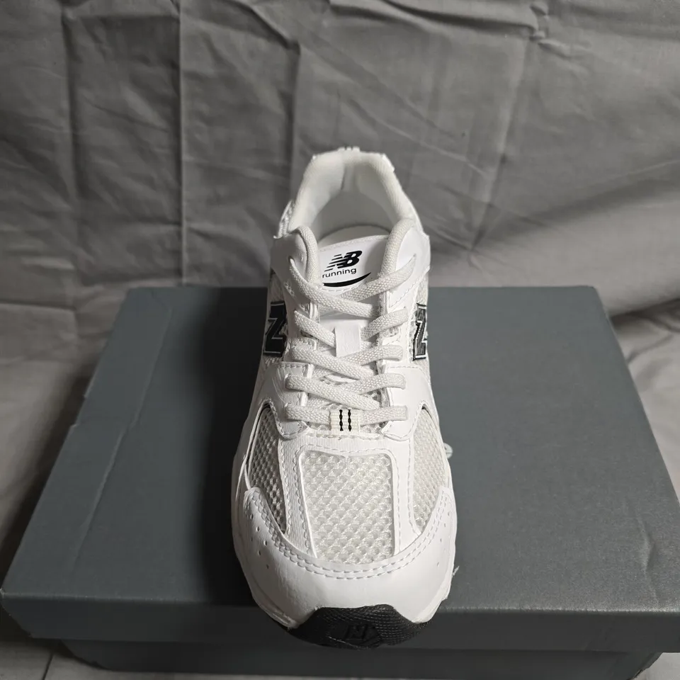 BOXED PAIR OF NEW BALANCE 530 BUNGEE LACE TRAINERS - UK SIZE 2 - KIDS