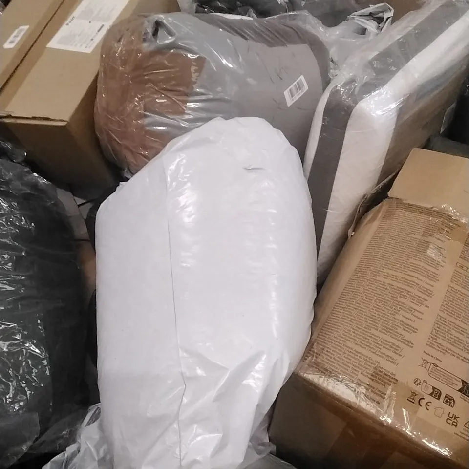 A PALLET CONTAINING A LARGE QUANTITY OF ASSORTED PILLOWS ETC
