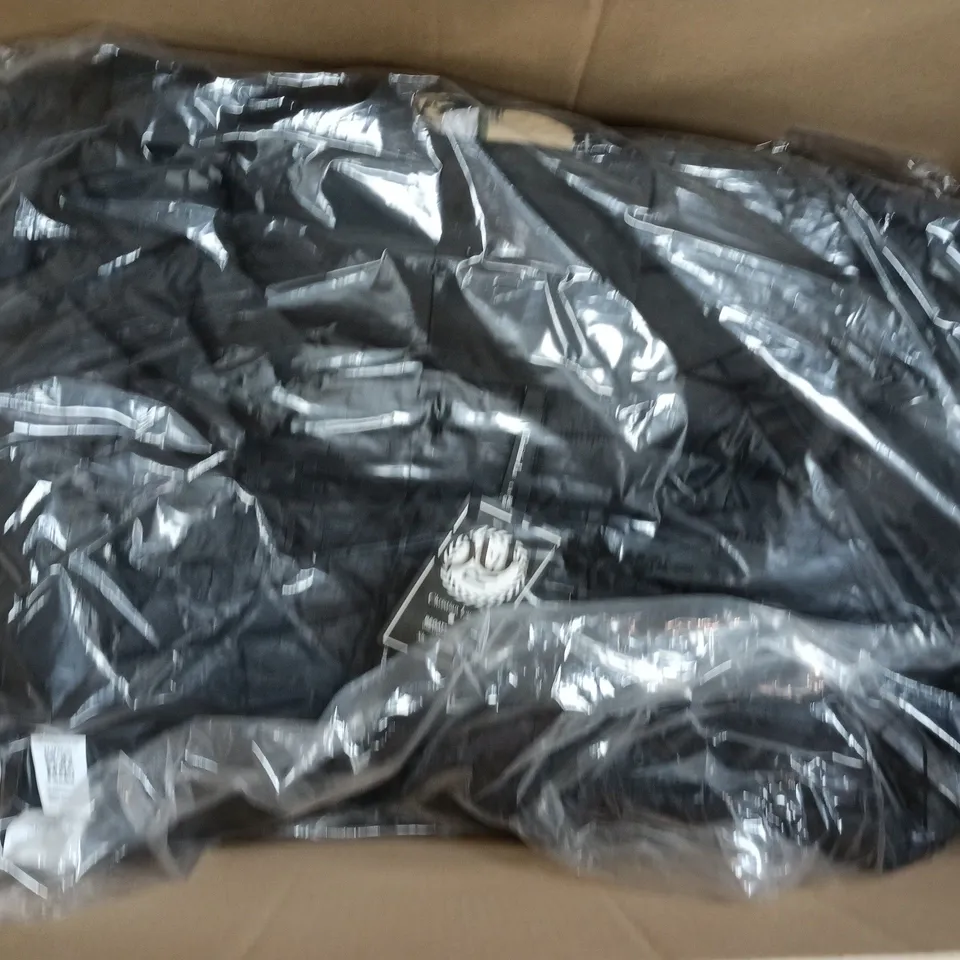 APPROXIMATELY 7 ASSORTED BRAND NEW REGATTA CLOTHING ITEMS IN VARIOUS SIZES, STYLES & COLOURS TO INCLUDE ASPER JACKET & CLR CONGENIES MEN WR, ETC