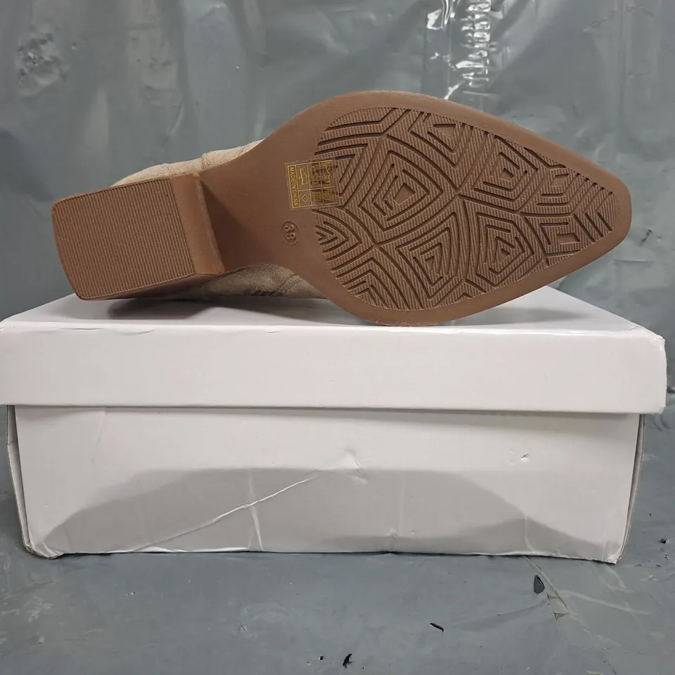 BOXED PAIR OF UNBRANDED WESTERN STYLE BOOTS IN LIGHT TAUPE SIZE EU 38