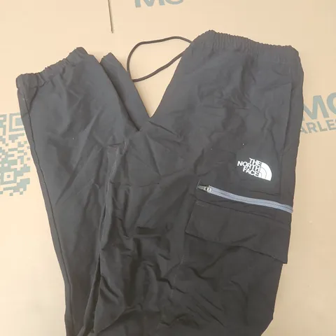 THE NORTH FACE CARGO BOTTOMS IN BLACK - MEDIUM