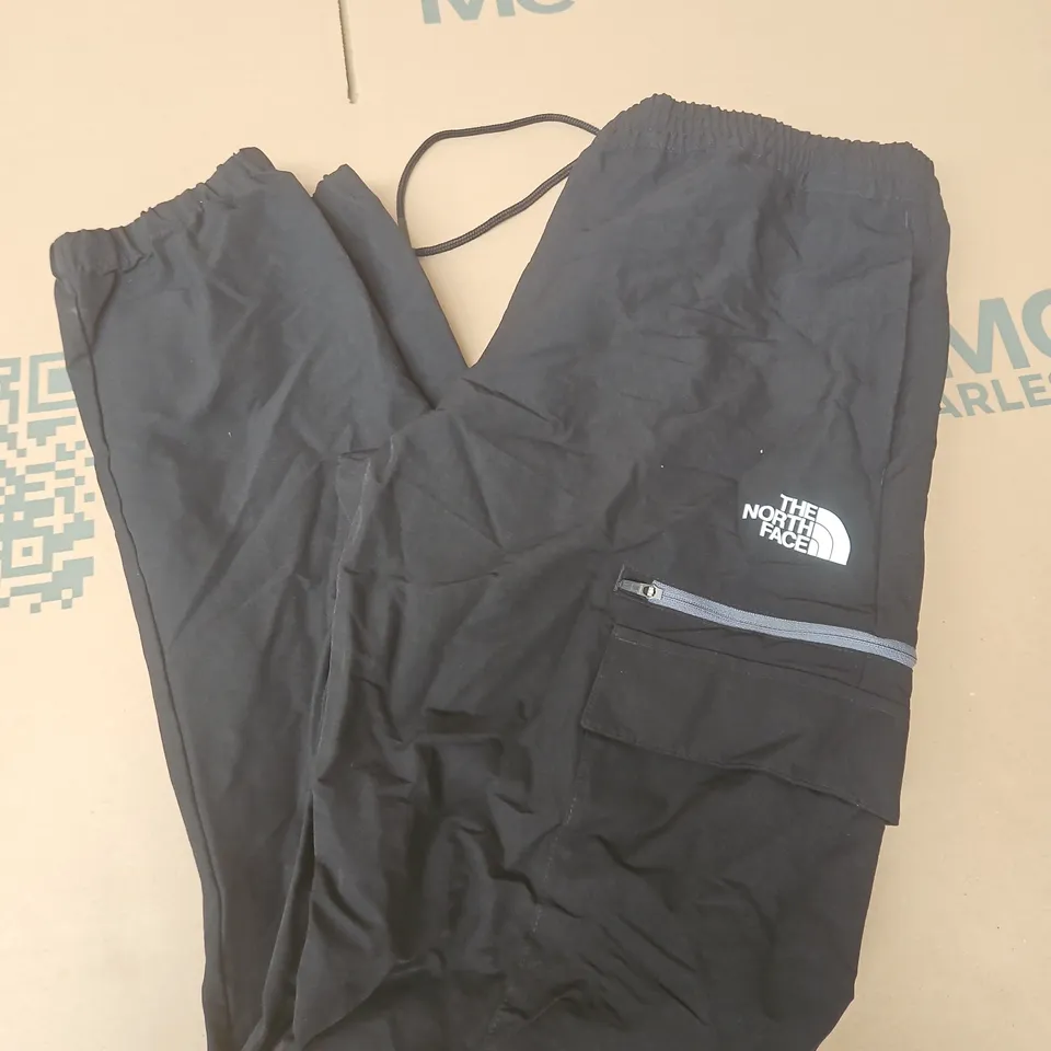 THE NORTH FACE CARGO BOTTOMS IN BLACK - MEDIUM