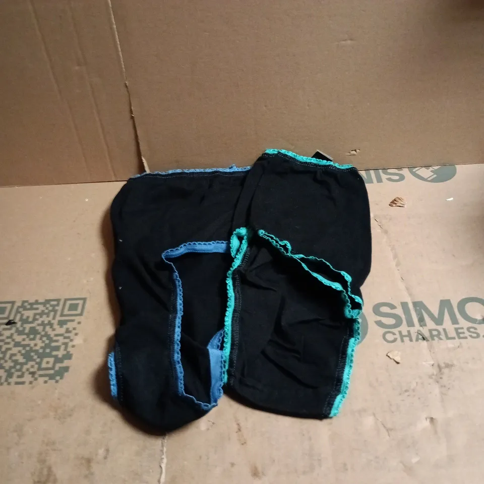 BOX OF APPROXIMATELY 15 ASSORTED CLOTHING ITEMS TO INCLUDE UNDERWEAR, SHOES ETC