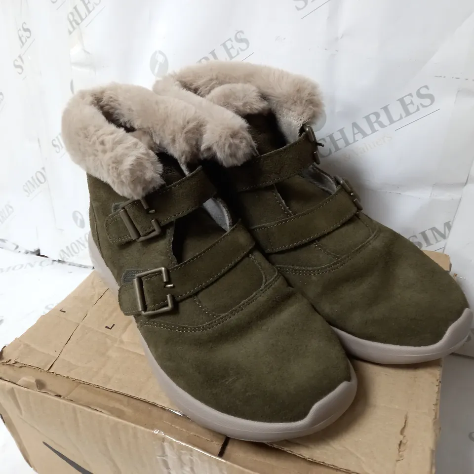 SKETCHERS ON THE GO WINTER FLING BOOT SIZE 6.5