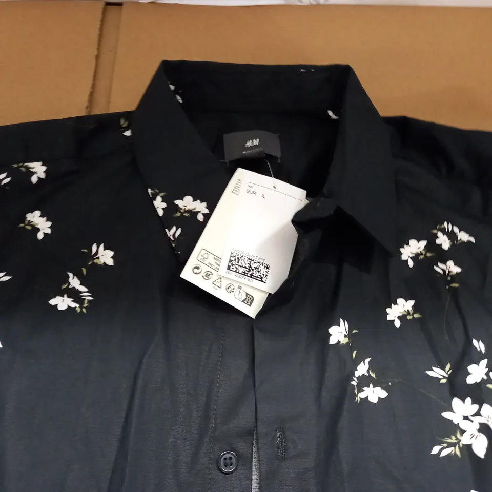 H&M MUSCLE FIT SHORT SLEEVE SHIRT - EUR L