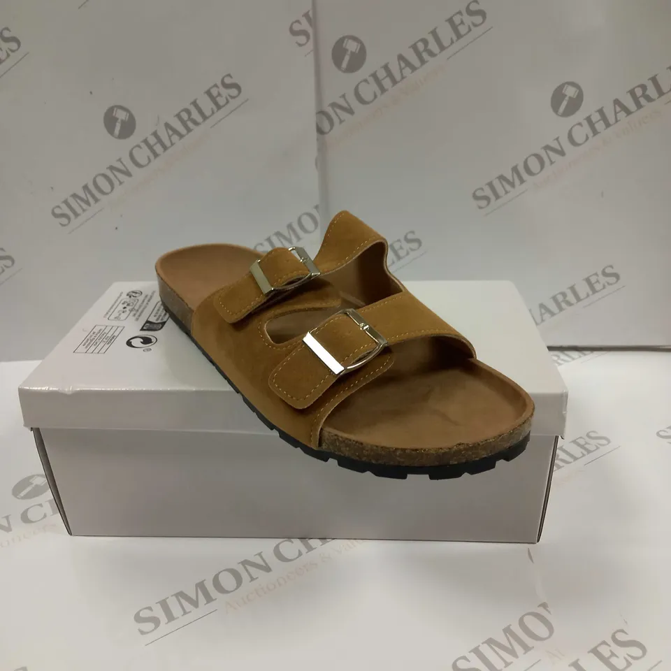 BOXED PAIR OF UNBRANDED SANDALS UK SIZE 7