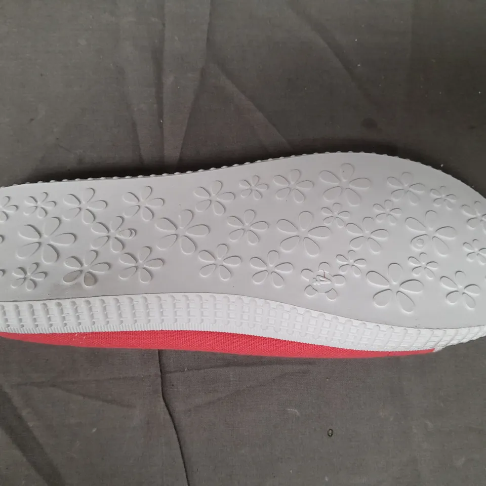 BOX OF APPROXIMATELY 15 PAIRS OF DESIGNER FLAT LACE UP SHOES IN PINK - VARIOUS SIZES