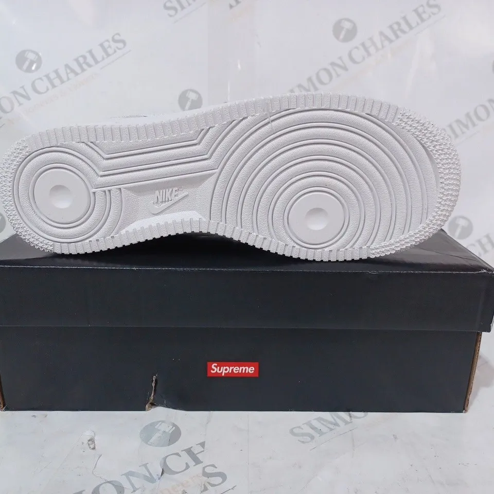 BOXED PAIR OF SUPREME/NIKE AIR FORCE 1 SHOES IN WHITE UK SIZE 6