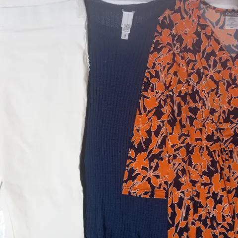 BOX OF APPROXIMATELY 15 ASSORTED CLOTHING AND FASHION ITEMS IN VARIOUS STYLES AND SIZES TO INCLUDE KIM & CO, WYNNE LAYERS, EVERYDAY JONES, ETC