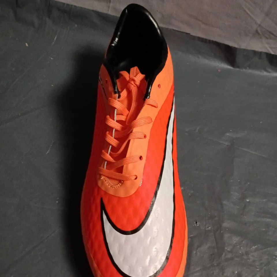 UNBOXED PAIR OF NIKE HYPERVENOM FOOTBALL BOOTS – SIZE UNSPECIFIED