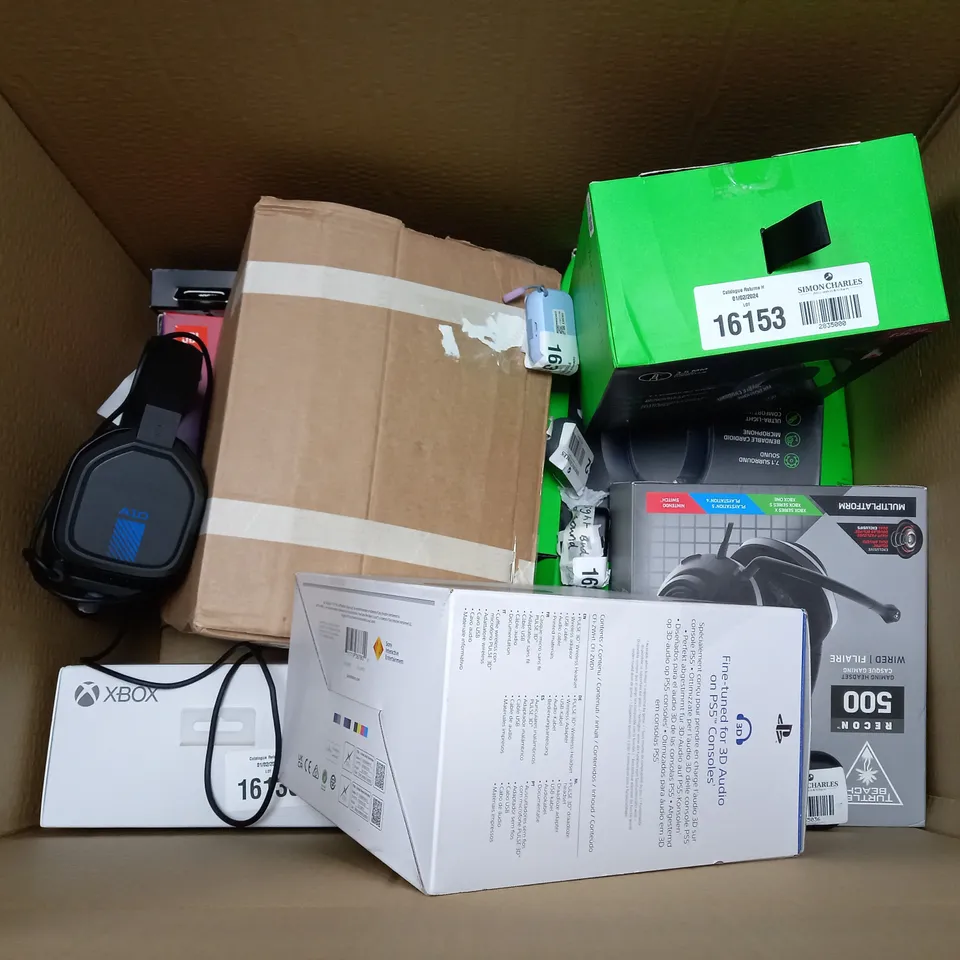 BOX OF APPROX 15 ASSORTED ITEMS TO INCLUDE -  STEELSERIES ARCTIS NOVA 1 - PLAYSTATION PULSE 3D - XBOX WIRELESS HEADSET ECT