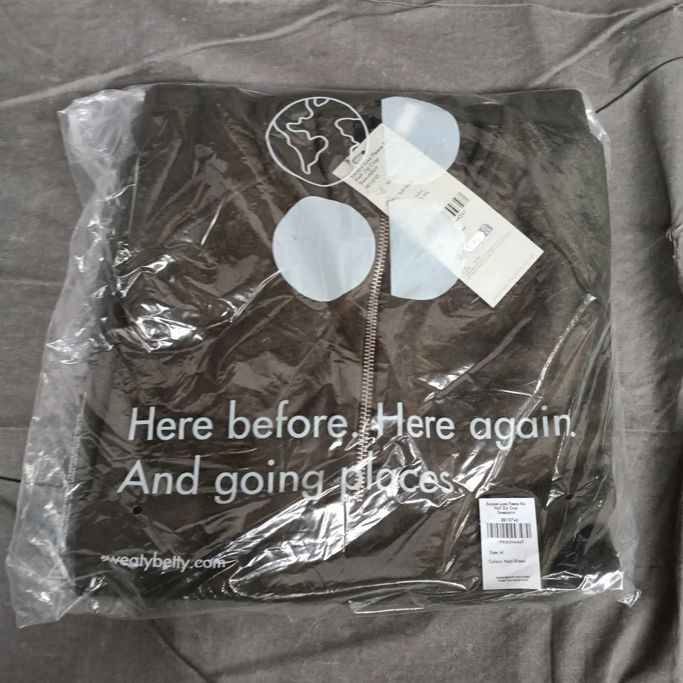 BAGGED SWEATY BETTY ESCAPE LUXE FLEECE RIB HALF ZIP CROP SWEATSHIRT – UK SIZE M – COLOUR: NORI GREEN