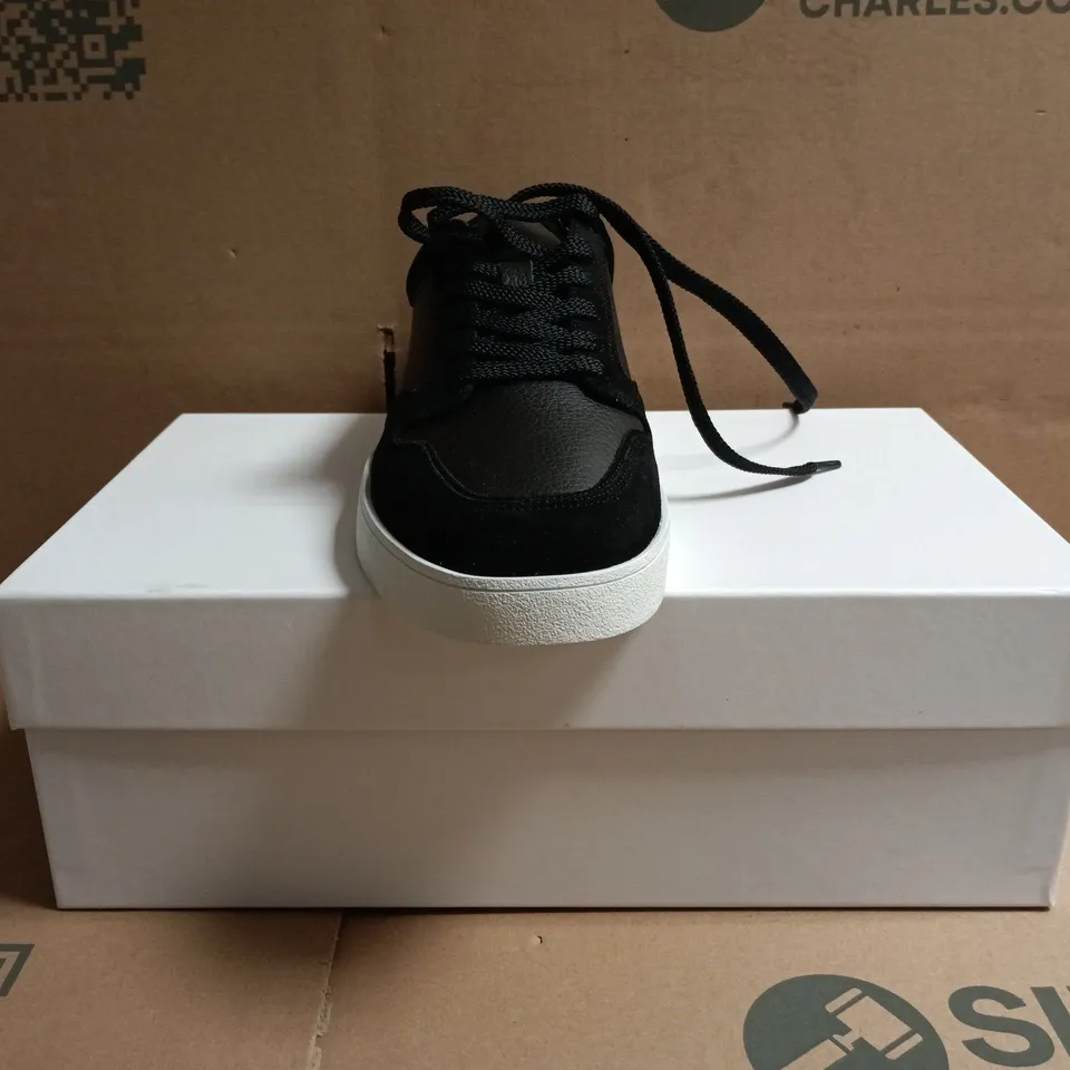 BOXED PAIR OF JUDE LLOW TELIER SHOES IN BLACK SIZE UK 8