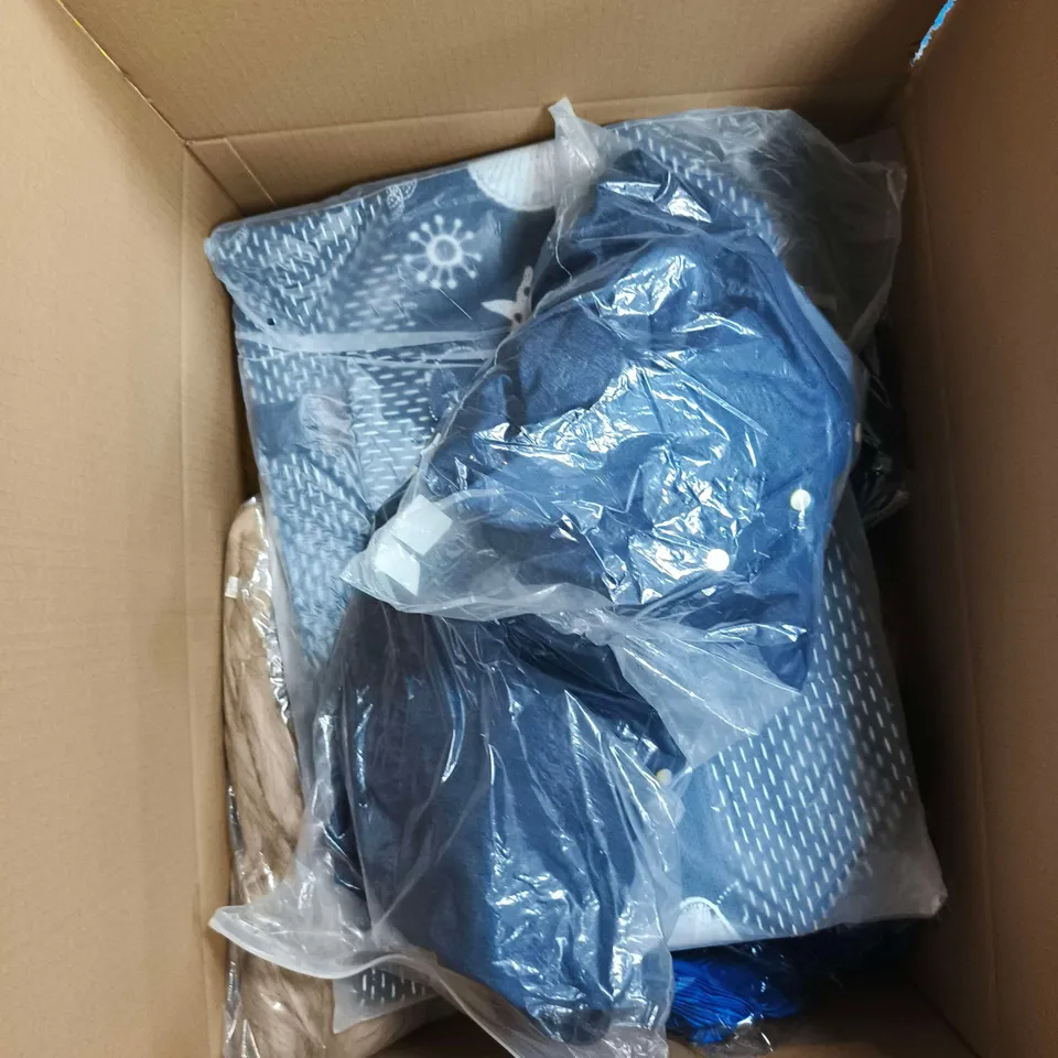 BOX OF APPROXIMATELY 14 ASSORTED ITEMS TO INCLUDE: BLUE BEACH BAG 