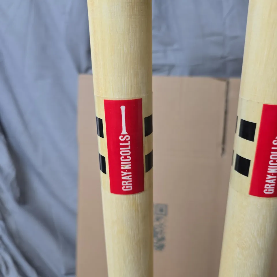 GRAY-NICOLLS CRICKET STUMPS ON DISPLAY STAND – 3 WOODEN RODS