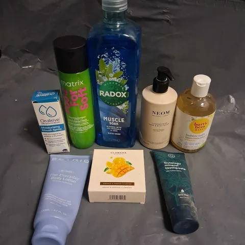 APPROXIMATELY 20 ASSORTED HEALTH AND BEAUTY PRODUCTS TO INCLUDE; RADOX, NEOM, CLOMANA AND BURTS BEES