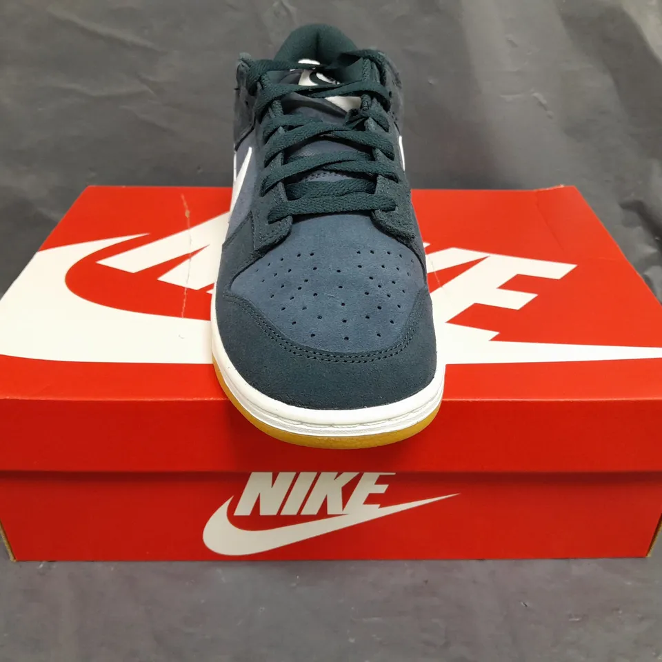 BOXED PAIR OF NIKE DUNK LOW RETRO SHOES IN NAVY/WHITE SIZE UK 9