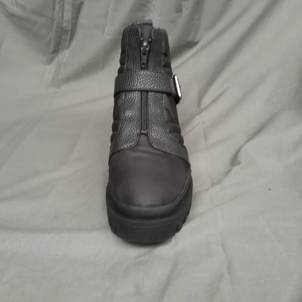 VIONIC LADIES QUILTED BLACK ZIP FASTENING BOOTS SIZE 7