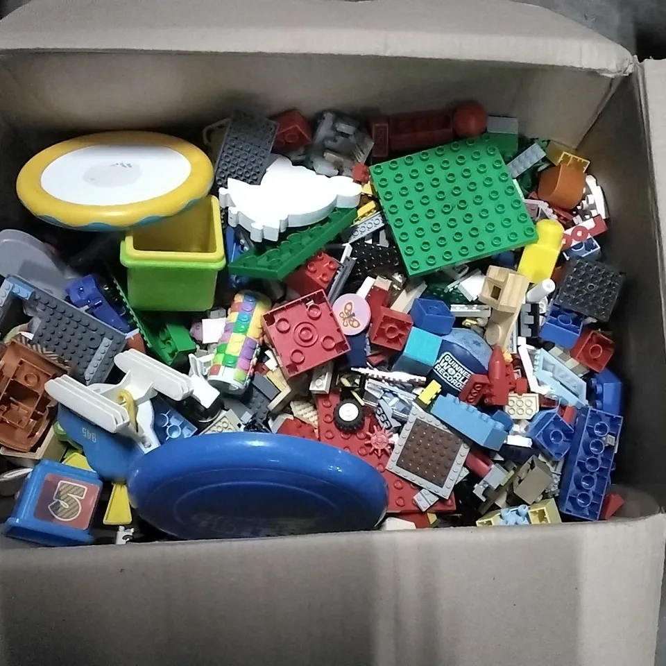 BOX CONTAINING LARGE AMOUNT OF CHILDREN'S TOYS
