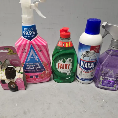 APPROXIMATELY 10 ASSORTED ITEMS TO INCLUDE - FAIRY LIQUID , ASTONISH SURFACE CLEANSER , ASTONISH LAVENDER HAZE ETC