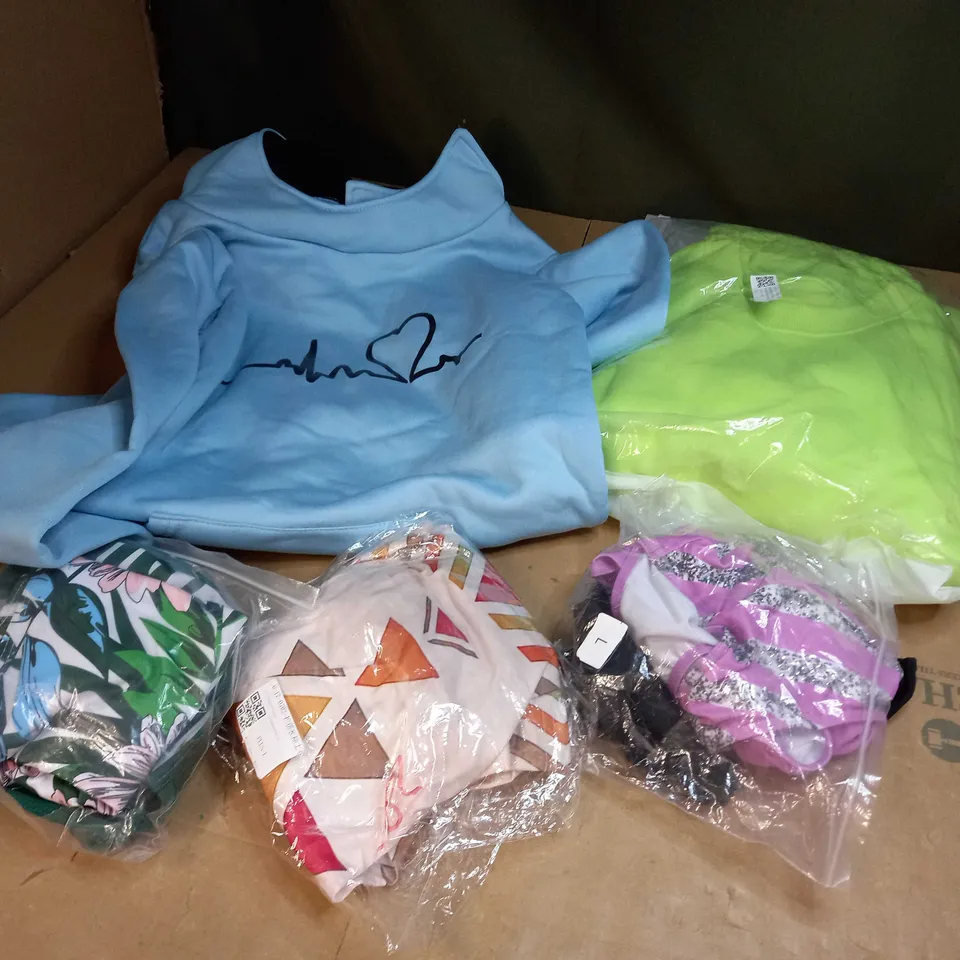 LOT OF APPROX 20 ASSORTED CLOTHING ITEMS TO INCLUDE DRESSES, SWIMWEAR AND TROUSERS 