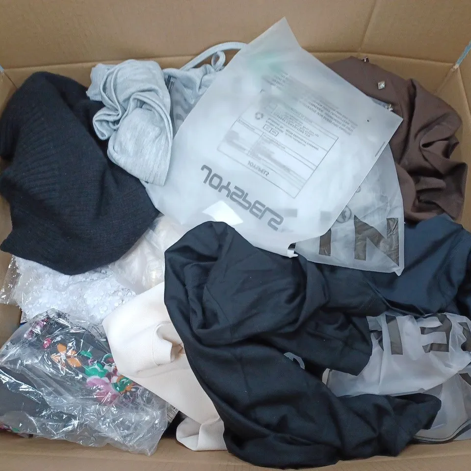 LARGE QUANTITY OF CLOTHING ITEMS TO INCLUDE DRESSES, SWEATERS, JEANS, T-SHIRTS, ETC
