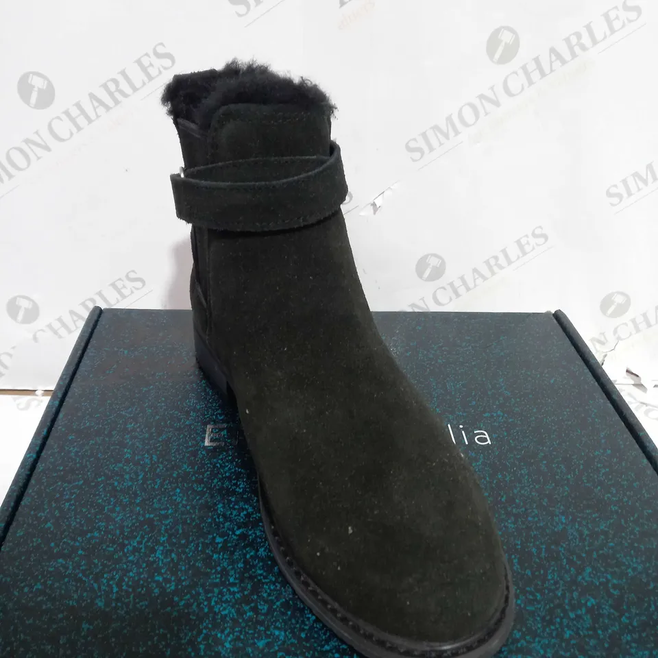 BOXED BLACK EMU AUSTRALIA LOW BOOTS - UK SIZE 5
