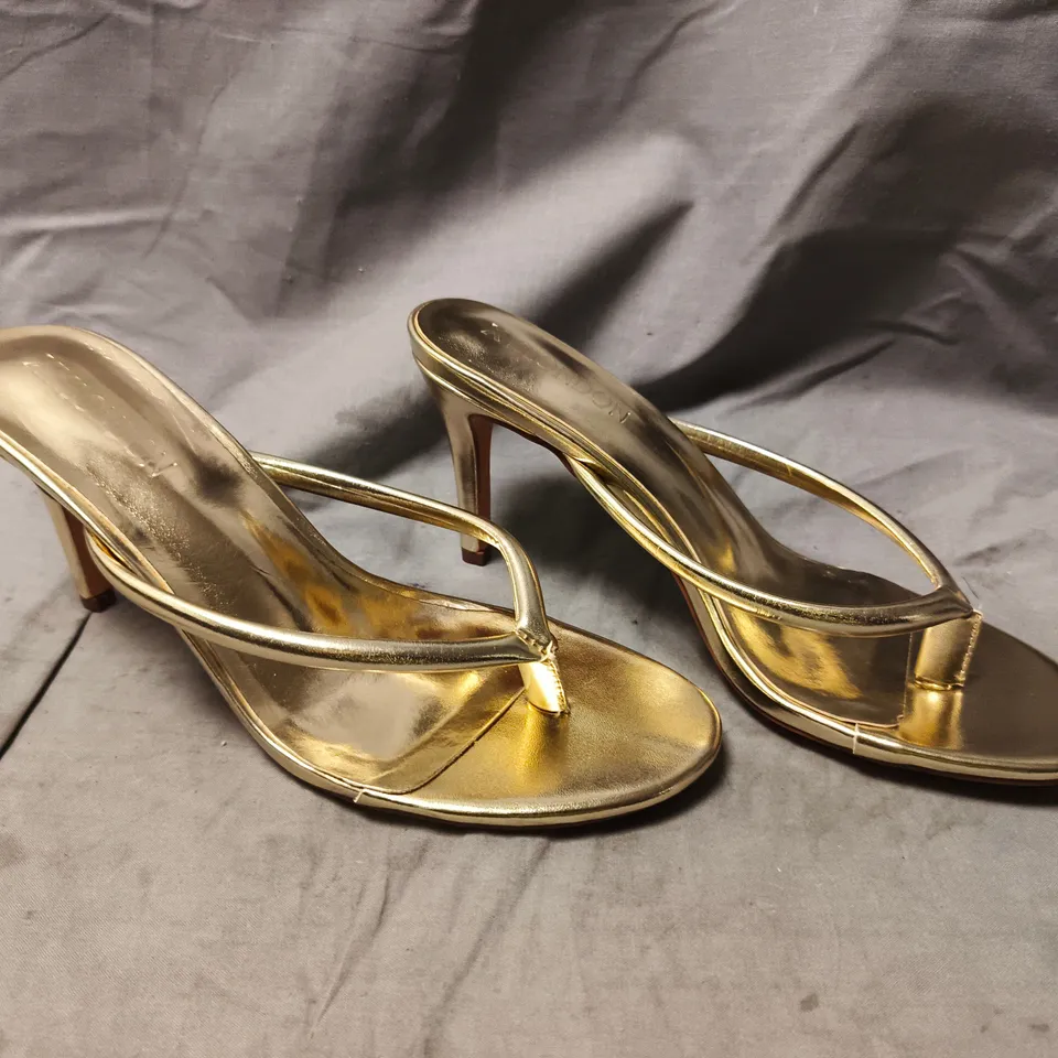 BOXED PAIR OF XYLONDON TOE-POST HEELS IN METALLIC GOLD SIZE UK 7