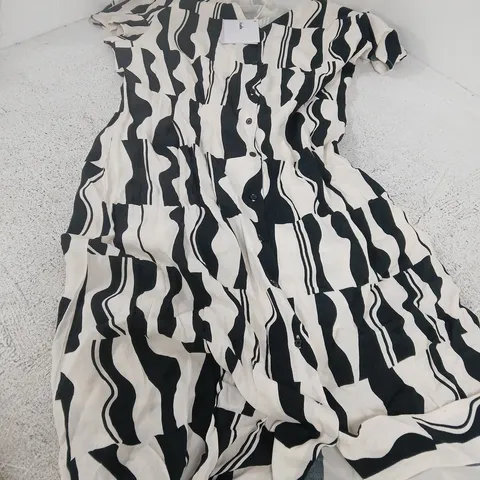 AADA STUDIOS NIKA DRESS – WHITE WITH BLACK PRINT, UK 16 (XXL)