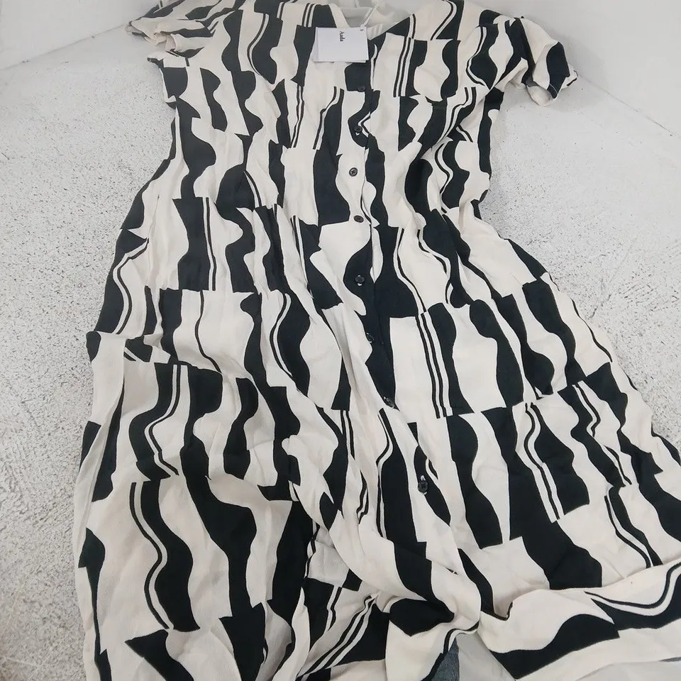 AADA STUDIOS NIKA DRESS – WHITE WITH BLACK PRINT, UK 16 (XXL)