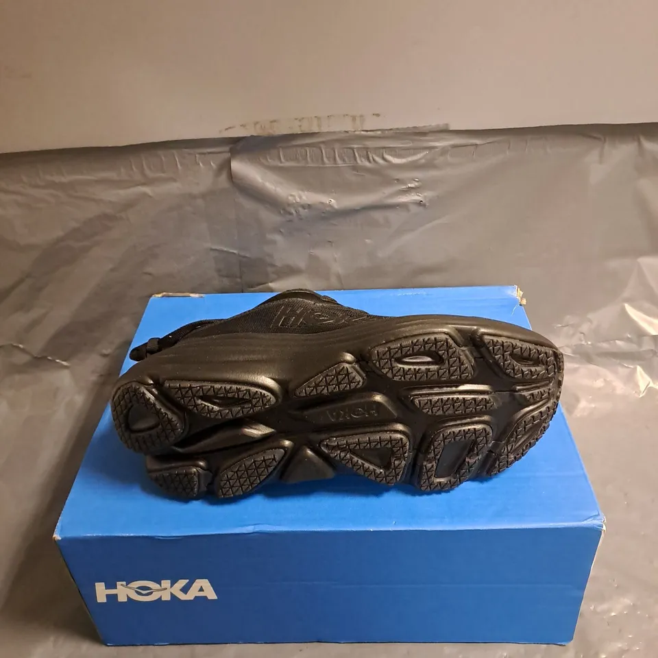 BOXED PAIR OF HOKA BONDI 8 TRAINERS IN BLACK SIZE UK 6