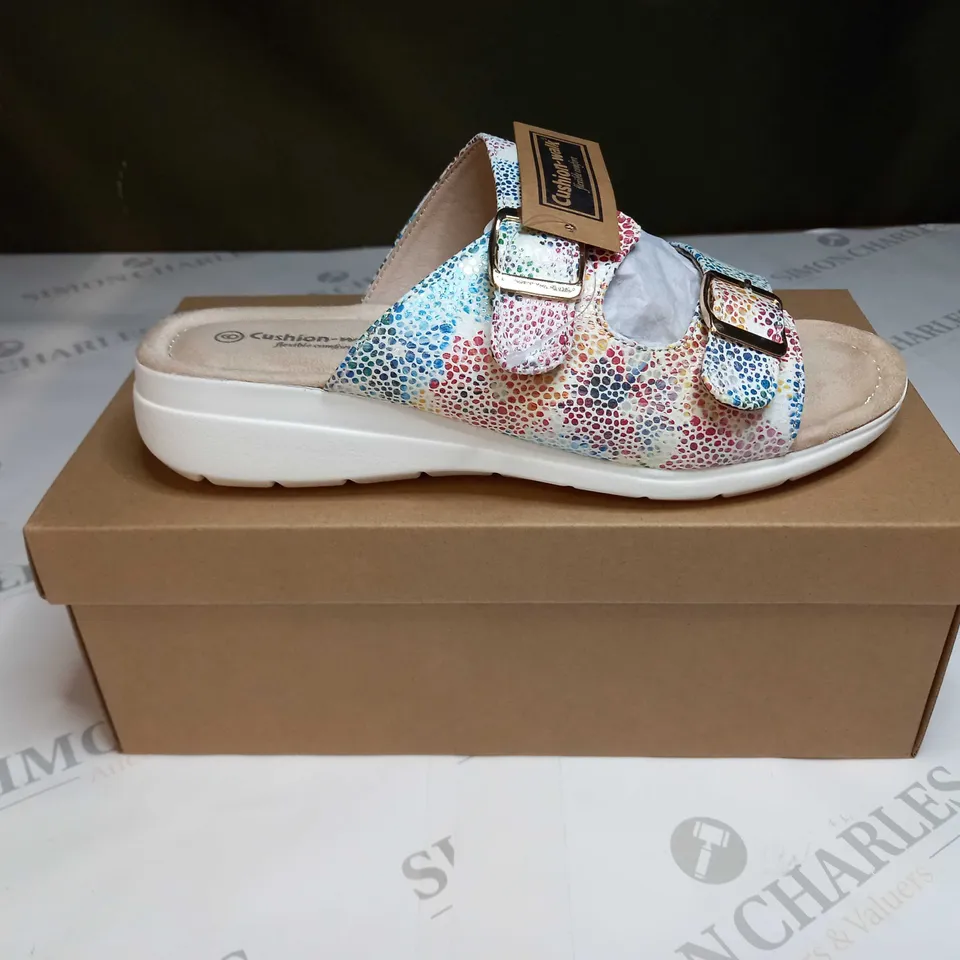 BOXED PAIR OF CUSHION WALK WHITE SANDALS - SIZE 6