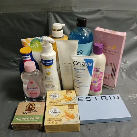 APPROXIMATELY 20 ASSORTED HEALTH & BEAUTY PRODUCTS TO JOHNSONS BABY OIL, NAIL ART BRUSHES SET, CERAVE MOISTURISING CREAM, ETC