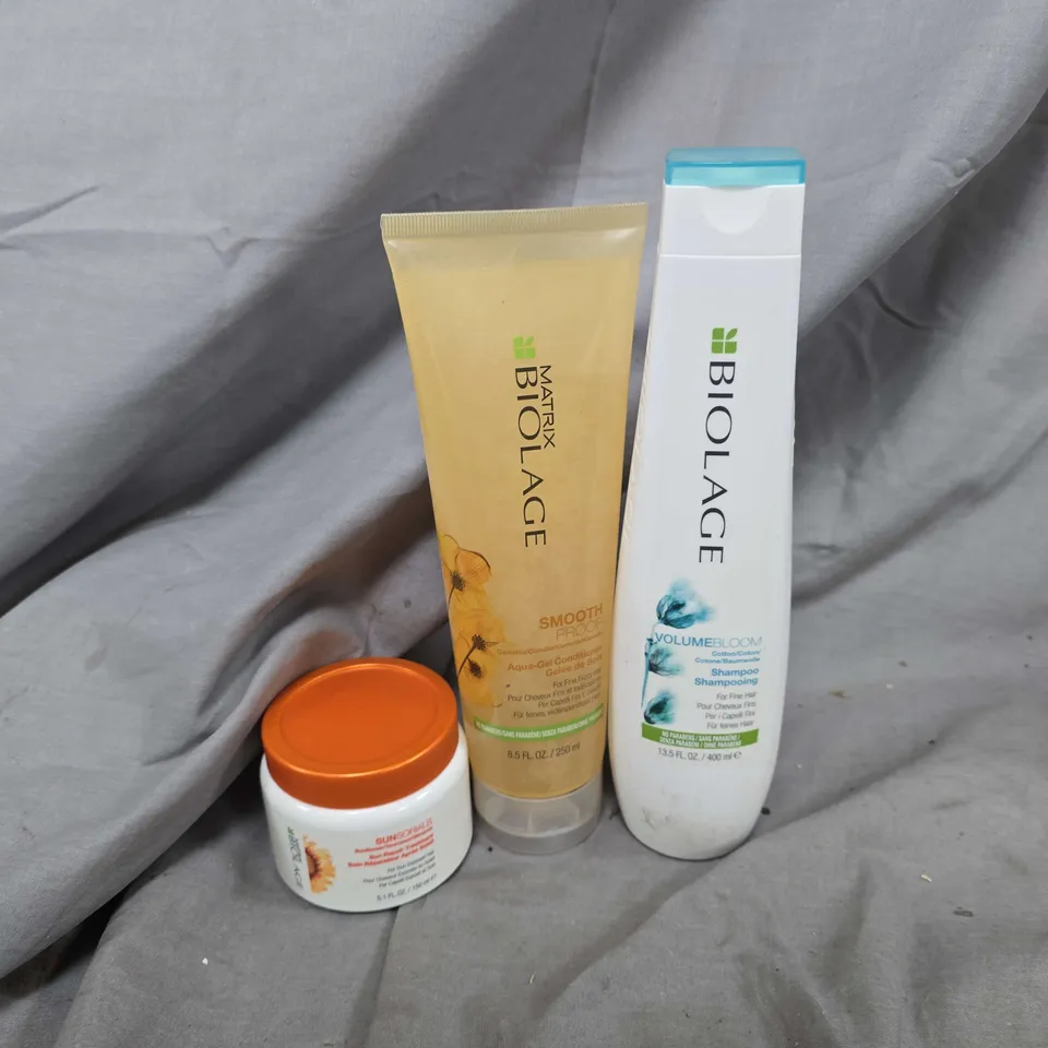 APPROXIMATELY 12 MATRIX BIOLAGE PRODUCTS TO INCLUDE SUNSORIALS SUN REPAIR TREATMENT, VOLUME SHAMPOO, SMOOTH PROOF AQUA GEL, ETC