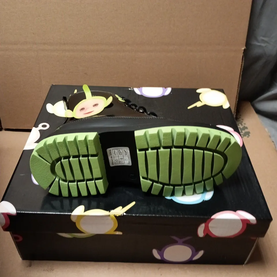 BOXED PAIR OF KOI TUBBYTRONIC KIDZ DIPSY HEAD BOOTS - KIDS UK SIZE 13