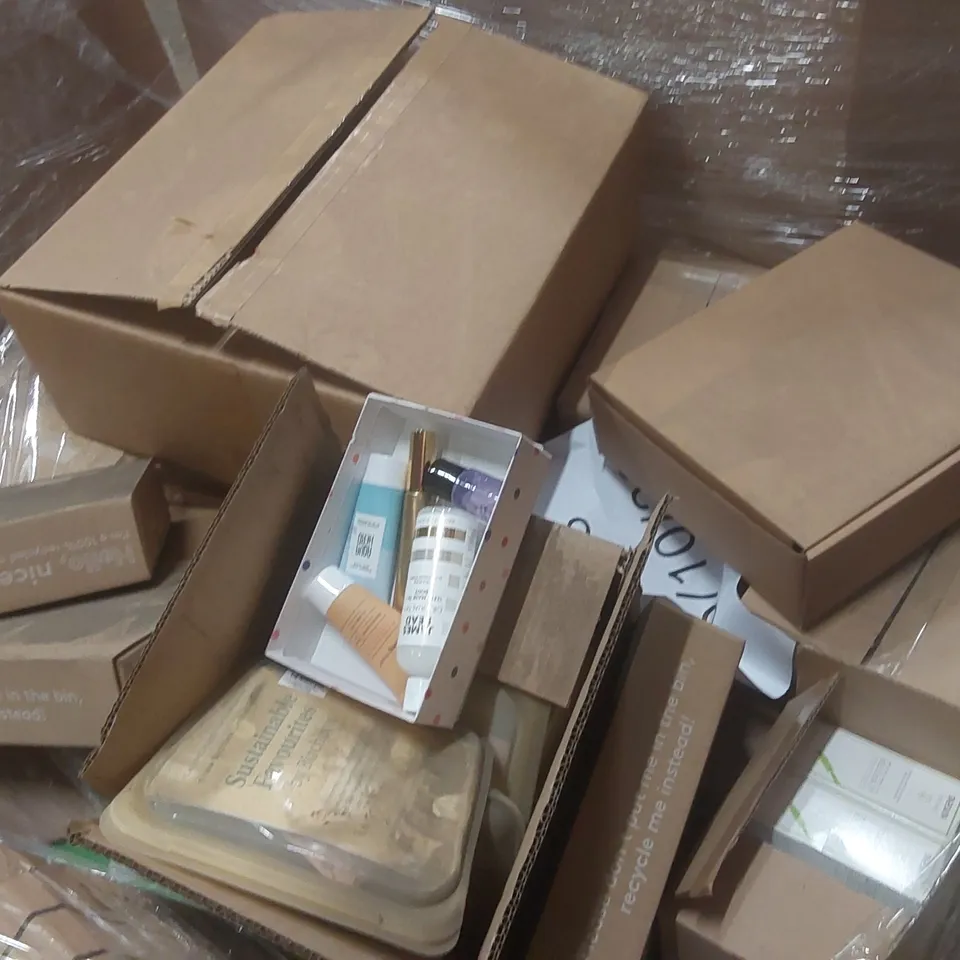 PALLET CONTAINING A VERY LARGE QUANTITY OF ASSORTED BEAUTY PRODUCTS INCLUDING: BIRCHBOX BEAUTY ADVENT CALENDAR, BIRCHBOX BEAUTY SETS, LASH & EYEBROW CONDITIONER ECT