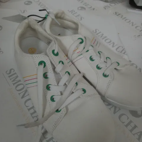 VIONIC STINSON LACE UP TRAINER - SIZE 6.5