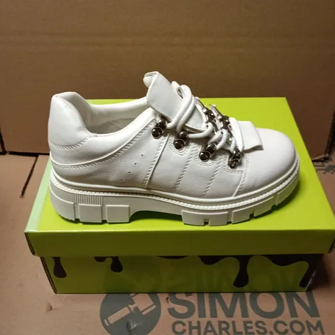 BOXED PAIR OF KOI KIDS LIL RIMO CORE WHITE TRAINERS - UK KIDS 13