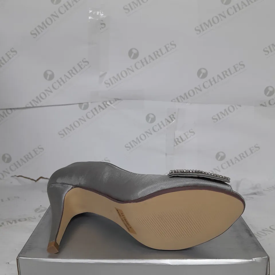 BOXED PAIR OF CASSANDRA STILLETO HEEL IN SILVER WITH RHINESTONE BOW DETAIL SIZE 7
