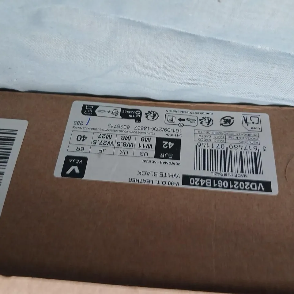 VEJA WHITE LEATHER TRAINERS – MEN'S SIZE 8.5