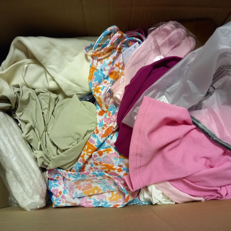 APPROXIMATELY 15 ASSORTED CHILDRENS CLOTHING PRODUCTS IN AGES RANGING FROM 5-10YRS TO INCLUDE - T-SHIRT, SHIRT , DRESS ETC