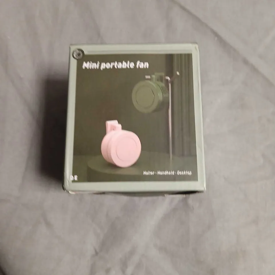 BOX OF ASSORTED ELECTRONICS ITEMS INCLUDING 2.5" HDD ENCLOSURE, WIRELESS PRESENTER, MINI PORTABLE FAN & USB ACCESSORIES