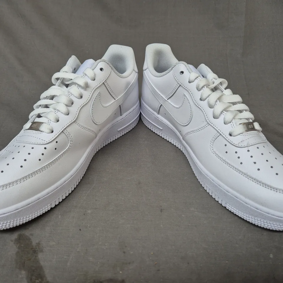 PAIR OF NIKE AIR FORCE 1 SHOES IN WHITE UK SIZE 10