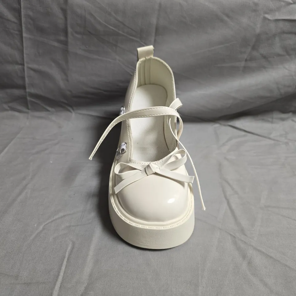 BOXED PAIR OF UNBRANDED GIRLS BLOCK HEEL SHOES IN CREAM SIZE EU 35