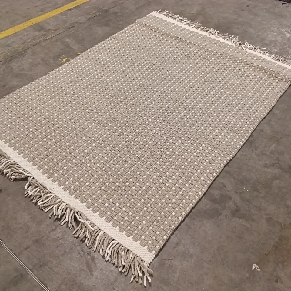 QUALITY DESIGNER AREA RUG - APPROXIMATELY 218CM X 160CM