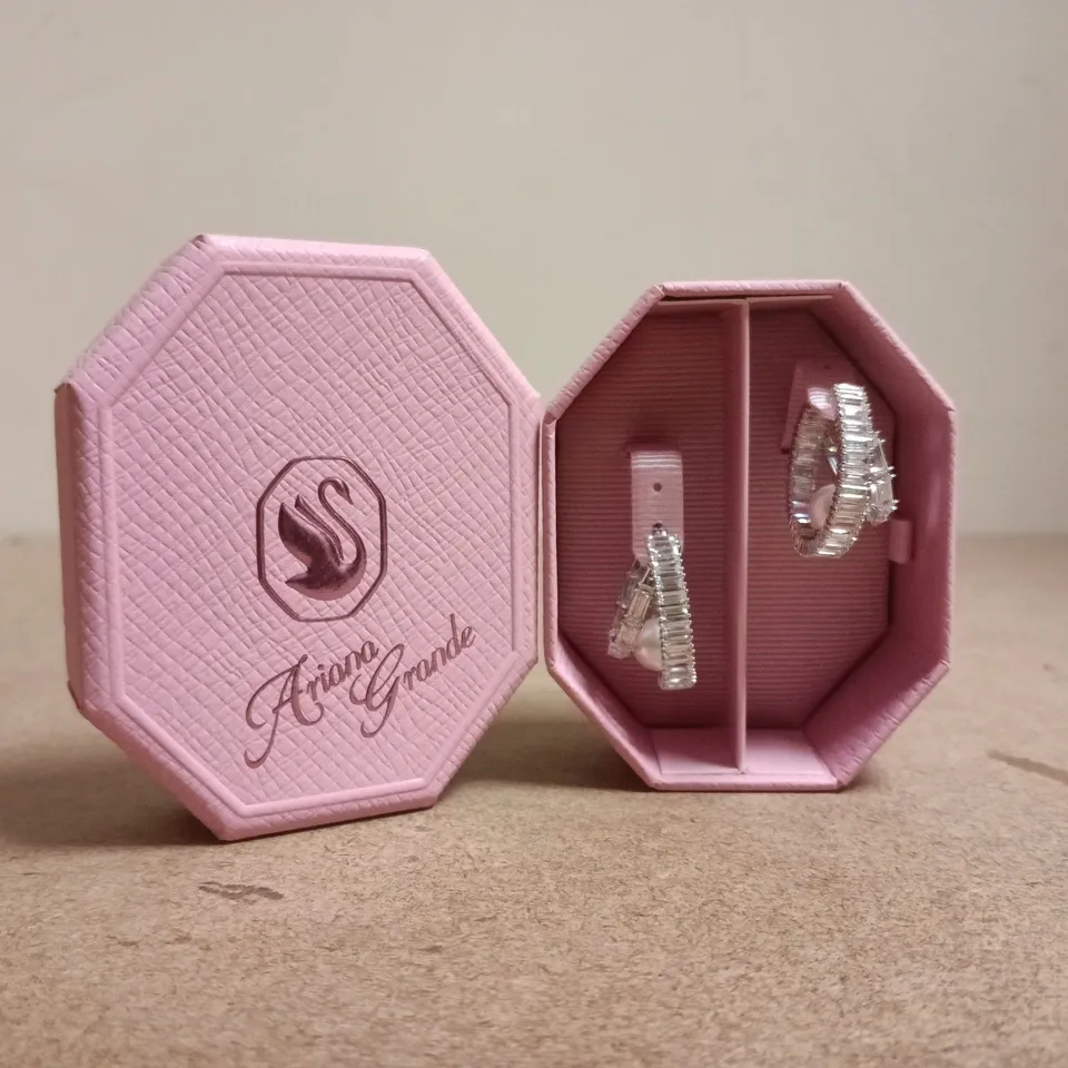SWAROVSKI ARIANA GRANDE PEARL & CRYSTAL HOOP EARRINGS – PINK HEXAGONAL BOX